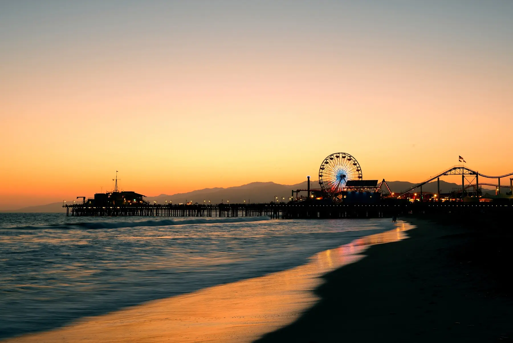 Píer de Santa Monica ao pôr do sol, Los Angeles